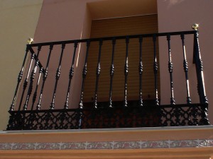 Balconades de ferro amb sanefa