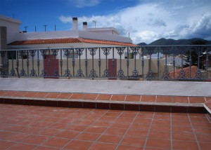 Balcón de hierro con decoración de fundición