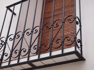 Detalle balcón de hierro con decoración de forja