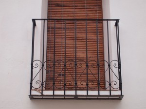Balcón de hierro con decoración de forja